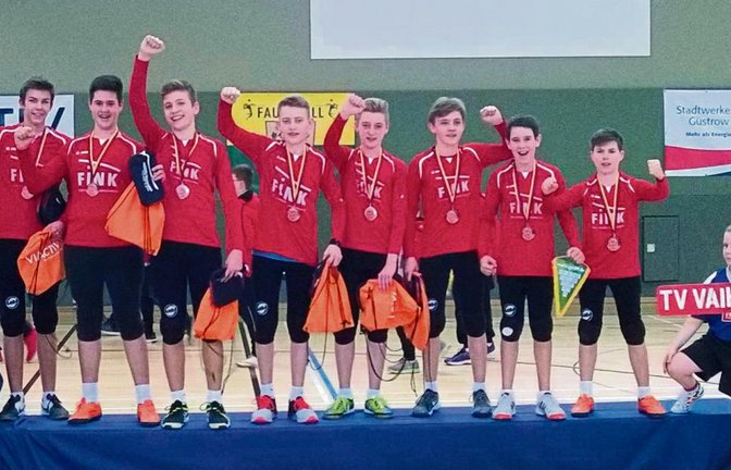 Zum Abschluss der DM bejubeln die Faustballer des TV Vaihingen den Sieg im kleinen Finale (von links): Till Hantke, Michael Knodel, Jan Schiller, Felix Engelhard, Max Zöhrer, Karl Toberer, Andreas Knodel und Paul Jantzen. Foto: privat