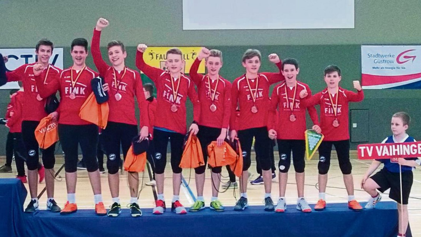 Zum Abschluss der DM bejubeln die Faustballer des TV Vaihingen den Sieg im kleinen Finale (von links): Till Hantke, Michael Knodel, Jan Schiller, Felix Engelhard, Max Zöhrer, Karl Toberer, Andreas Knodel und Paul Jantzen. Foto: privat Zum Abschluss der DM bejubeln die Faustballer des TV Vaihingen den Sieg im kleinen Finale (von links): Till Hantke, Michael Knodel, Jan Schiller, Felix Engelhard, Max Zöhrer, Karl Toberer, Andreas Knodel und Paul Jantzen. Foto: privat