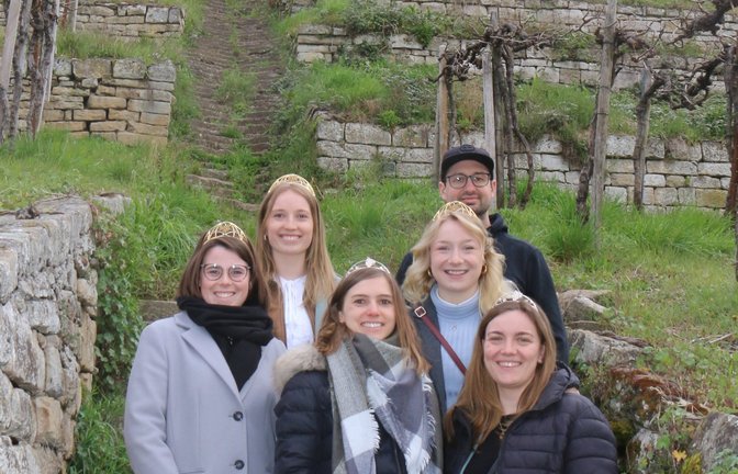 Christian Kaiser mit den Weinhoheiten (von links): Deutsche Weinprinzessin Katja Simon, Deutsche Weinkönigin Anna Zenz, Württembergische Weinprinzessin Manuela Breitmayer, Deutsche Weinprinzessin Emma Meinhardt und die Württembergische Weinprinzessin Anna