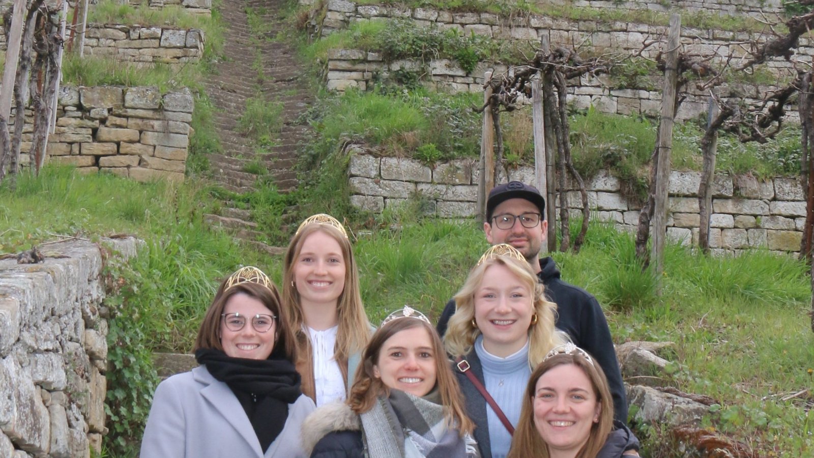 Christian Kaiser mit den Weinhoheiten (von links): Deutsche Weinprinzessin Katja Simon, Deutsche Weinkönigin Anna Zenz, Württembergische Weinprinzessin Manuela Breitmayer, Deutsche Weinprinzessin Emma Meinhardt und die Württembergische Weinprinzessin Anna