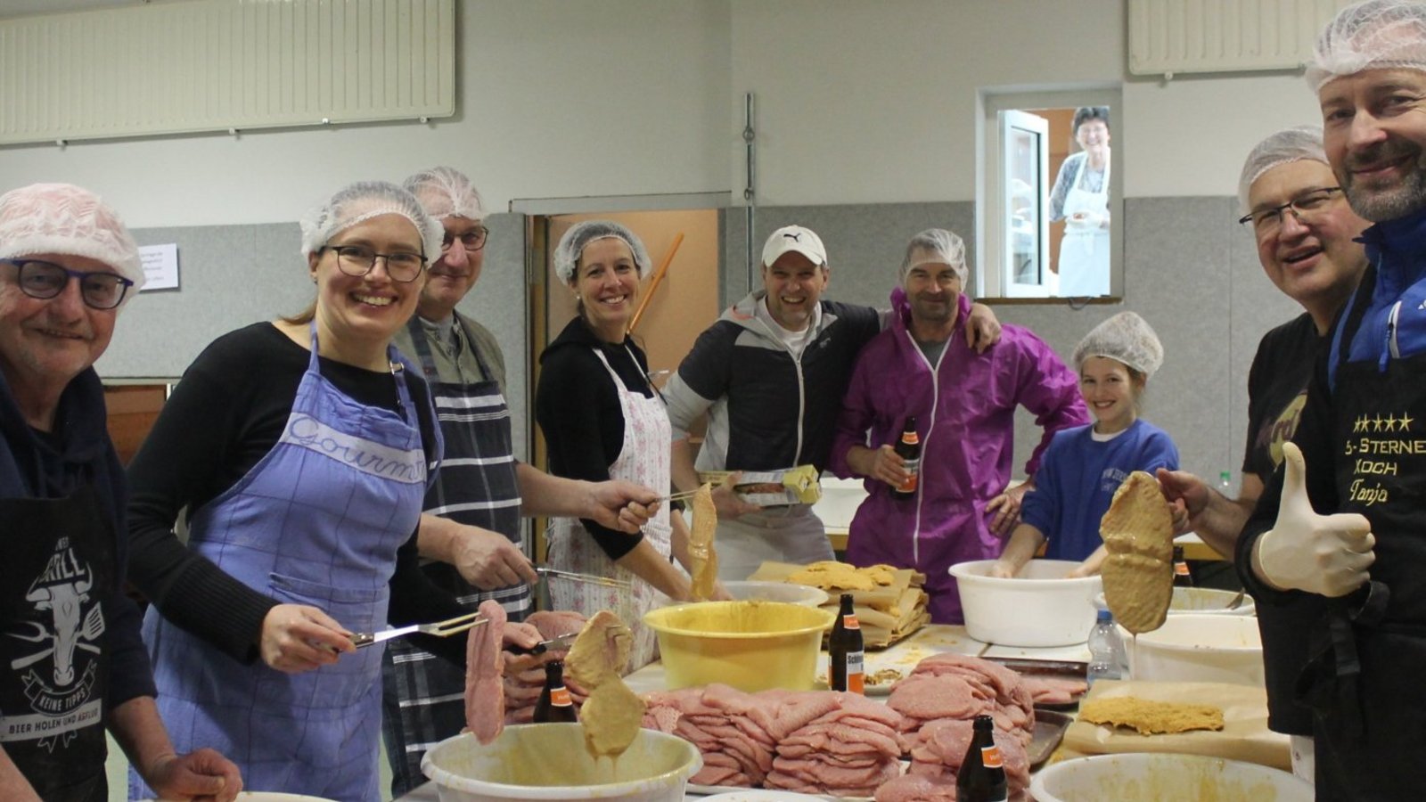 Bereits am Freitagabend bereiten die Helferinnen und Helfer die Schnitzel vor.