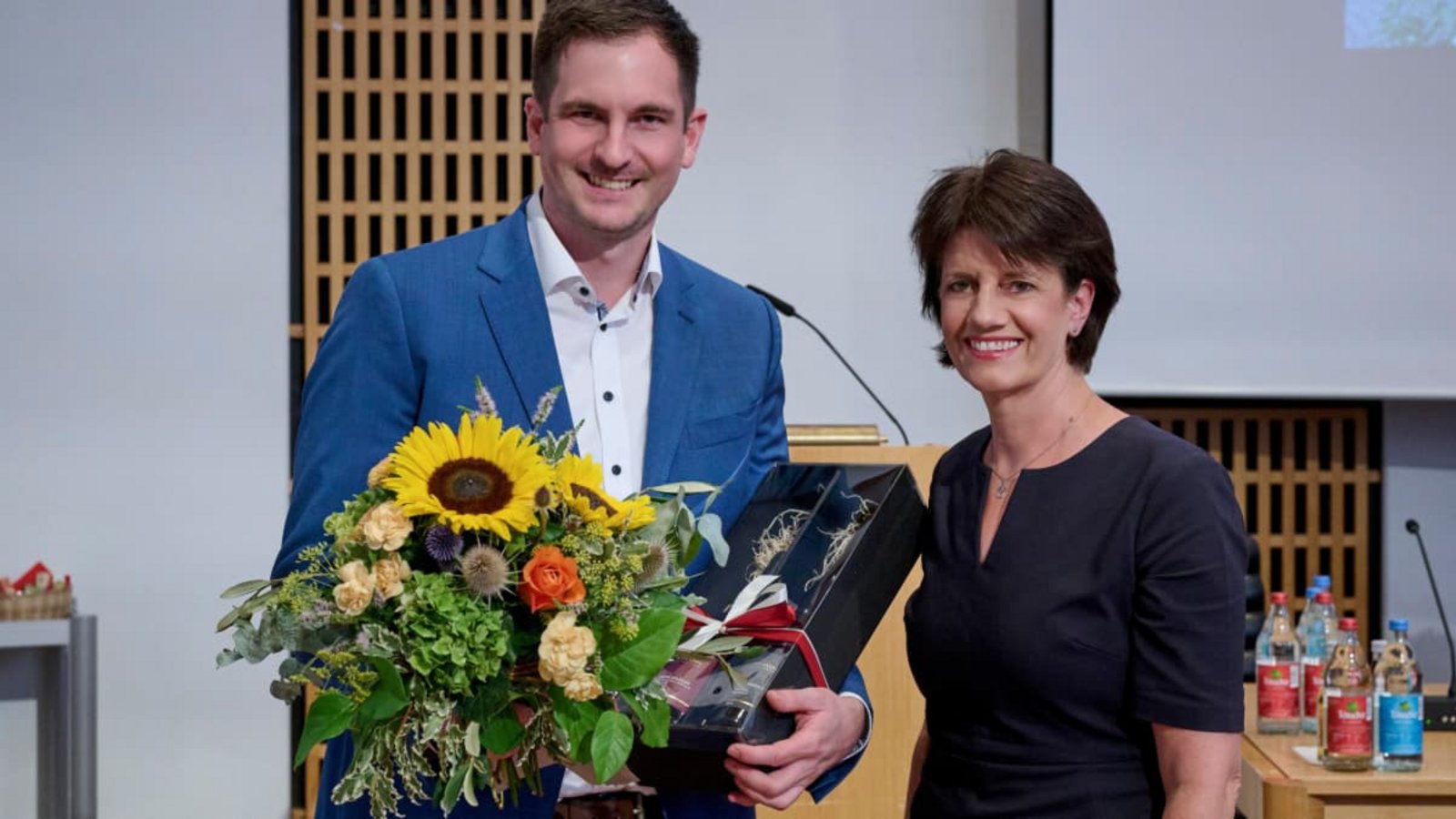 Blumenstrauß und Fellbacher Wein als Willkommensgeschenke: Tim Deininger, neuer Erster Bürgermeister in Fellbach, mit Oberbürgermeisterin Gabriele Zull.Peter D. Hartung