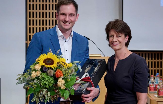 Blumenstrauß und Fellbacher Wein als Willkommensgeschenke: Tim Deininger, neuer Erster Bürgermeister in Fellbach, mit Oberbürgermeisterin Gabriele Zull.<span class='image-autor'>Peter D. Hartung</span>