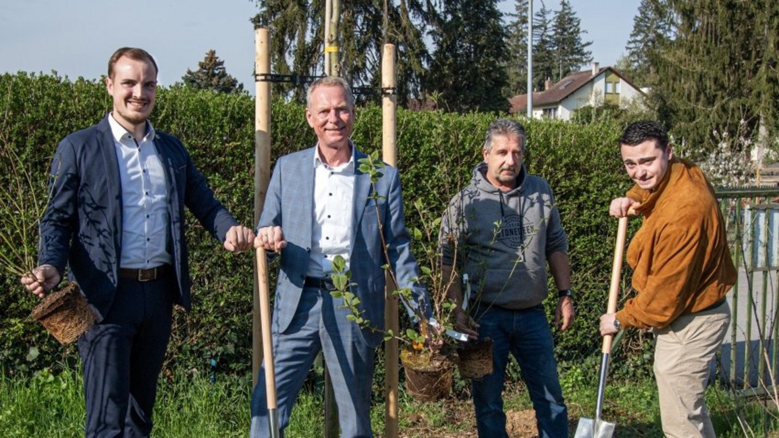 Legen bei der Baumpflanzung Hand an (von links): Oberriexingens Bürgermeister Ron Keller, Richard Mastenbroek (Stadtwerke), Bauhofleiter Dieter Krause und Kämmerer Valentino Carrubba.  Foto: p