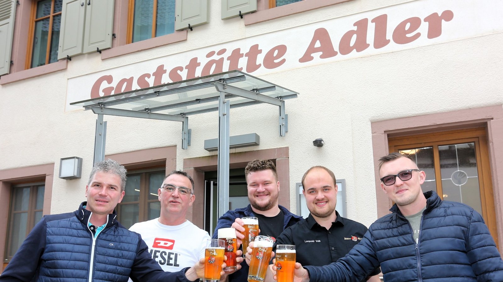 Ein Prost auf die Vertragsunterzeichnung nach jahrelangen Renovierungsarbeiten (von links): Wiernsheims Bürgermeister Matthias Enz, Pächter Neven Dragovic, die Braumeister Conrad Volk und Leopold Volk sowie Küchenchef Lazar Blagojevic. Foto: Küppers