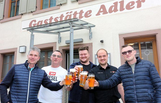 Ein Prost auf die Vertragsunterzeichnung nach jahrelangen Renovierungsarbeiten (von links): Wiernsheims Bürgermeister Matthias Enz, Pächter Neven Dragovic, die Braumeister Conrad Volk und Leopold Volk sowie Küchenchef Lazar Blagojevic. <span class='image-autor'>Foto: Küppers</span>