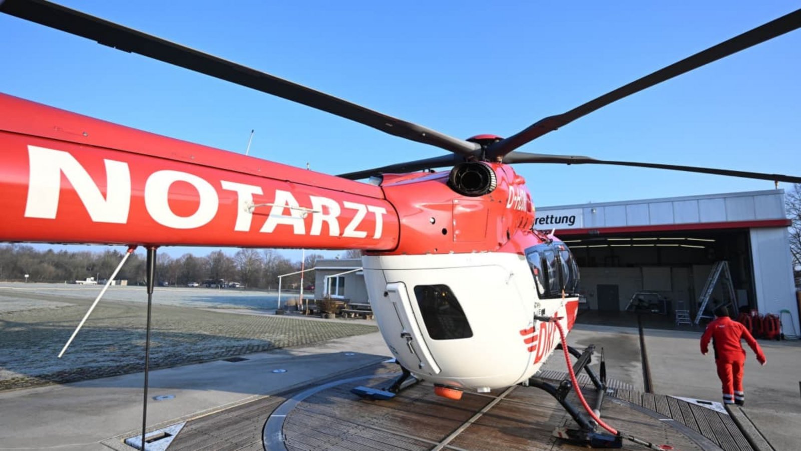 Mit einem Rettungshubschrauber wurde ein Motorradfahrer nach einem Frontalcrash in eine Klinik geflogen.Bernd Weißbrod/dpa Mit einem Rettungshubschrauber wurde ein Motorradfahrer nach einem Frontalcrash in eine Klinik geflogen.Bernd Weißbrod/dpa