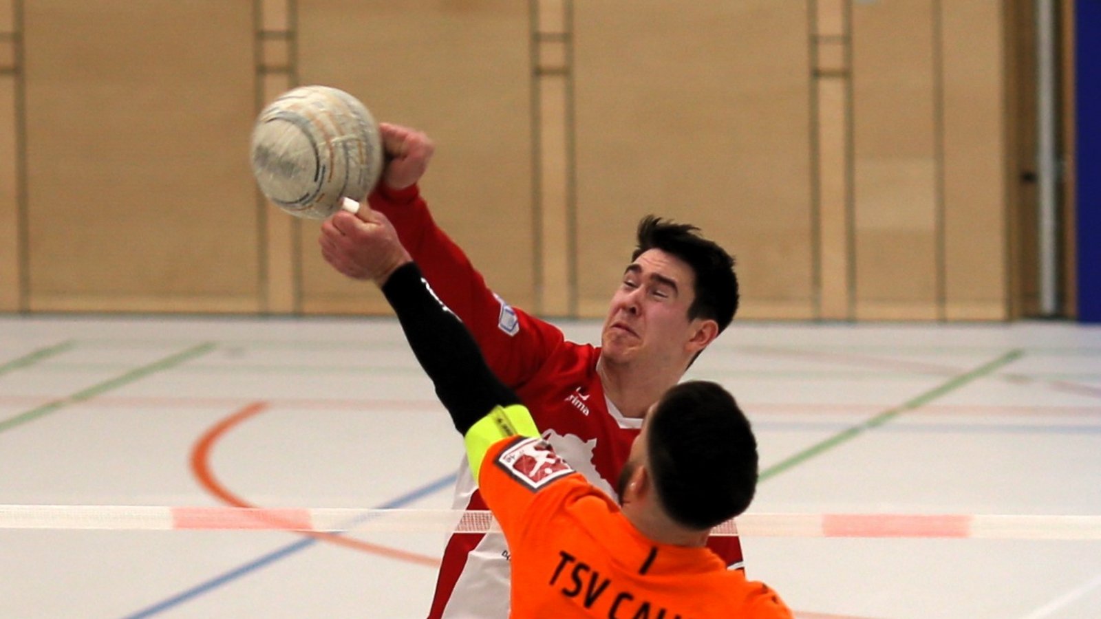 Hier behält Andreas Knodel die Oberhand beim Block gegen den DM-Teilnehmer TSV Calw, doch die Vaihinger Faustballer hatten zu oft das Nachsehen. Foto: Küppers