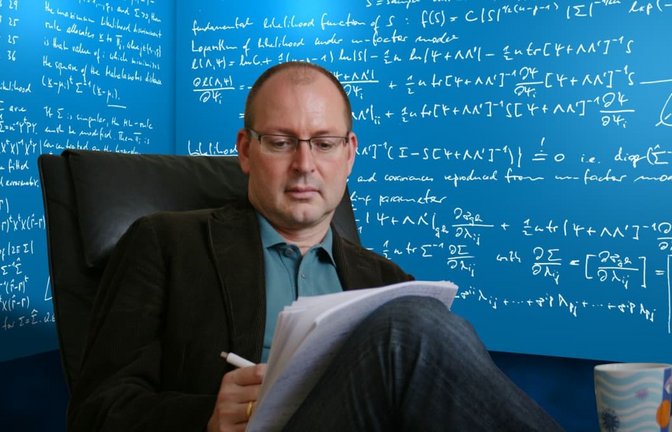 Die Beschäftigung mit dem Lottospiel 6 aus 49 verschafft Mathematik-Professor Christian Hesse Abwechslung von wirklich schweren Berechnungen.<span class='image-autor'>Vlad Sasu</span>