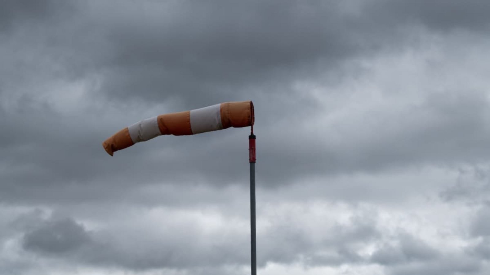 Amtliche Gewitterwarnung für den Kreis Ravensburg: DWD erwartet Starkregen, Böen bis 60 km/h und Hagel. Die Wettervorhersage für das Wochenende.Silas Stein/dpa/Symbolbild Amtliche Gewitterwarnung für den Kreis Ravensburg: DWD erwartet Starkregen, Böen bis 60 km/h und Hagel. Die Wettervorhersage für das Wochenende.Silas Stein/dpa/Symbolbild