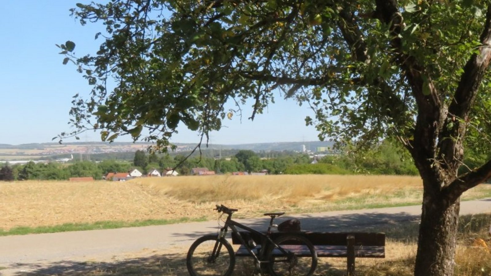 Trinkpause am Wasserbehälter in Tamm.