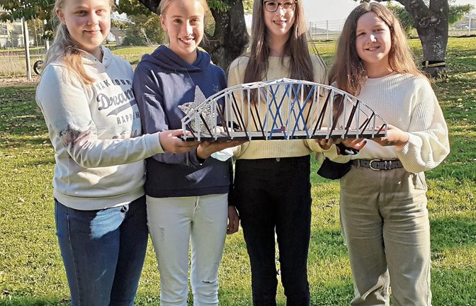 Schülerinnen der 7. Klassen präsentieren stolz ihr selbst gebautes Brückenmodell.  Foto: Glemser