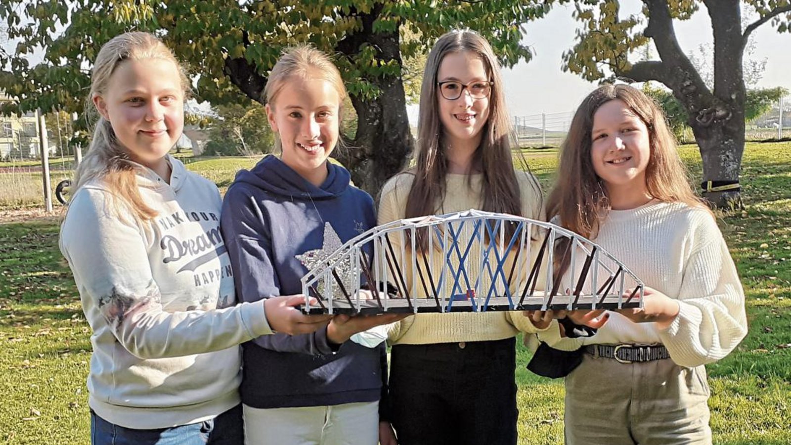 Schülerinnen der 7. Klassen präsentieren stolz ihr selbst gebautes Brückenmodell. Foto: Glemser Schülerinnen der 7. Klassen präsentieren stolz ihr selbst gebautes Brückenmodell. Foto: Glemser