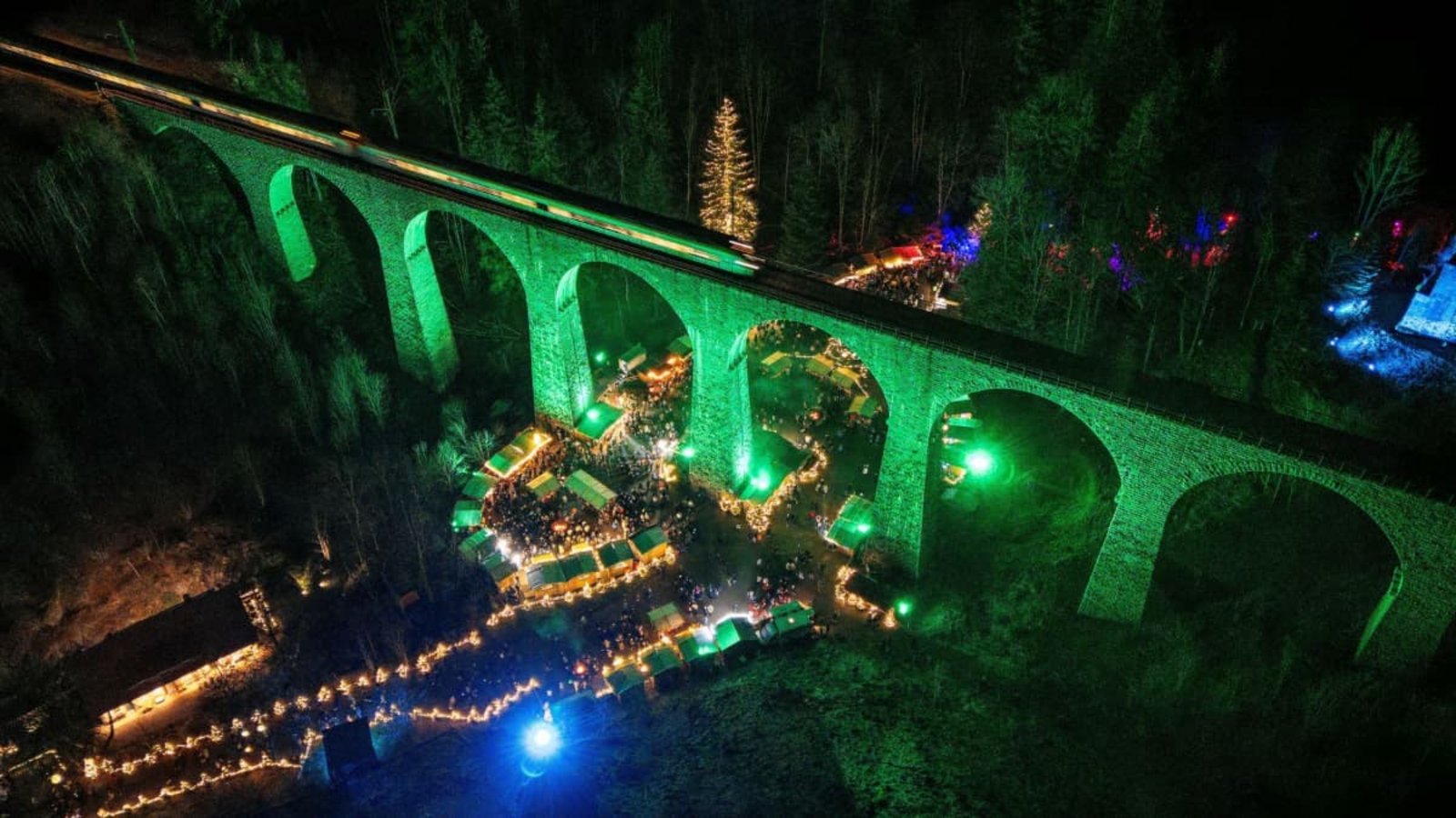 Das beleuchtete Eisenbahn-Viadukt der Höllentalbahn verläuft über dem Weihnachtsmarkt in der Ravennaschlucht. Viele Besucher kommen extra für den Weihnachtsmarkt in den Schwarzwald.Philipp von Ditfurth/dpa Das beleuchtete Eisenbahn-Viadukt der Höllentalbahn verläuft über dem Weihnachtsmarkt in der Ravennaschlucht. Viele Besucher kommen extra für den Weihnachtsmarkt in den Schwarzwald.Philipp von Ditfurth/dpa