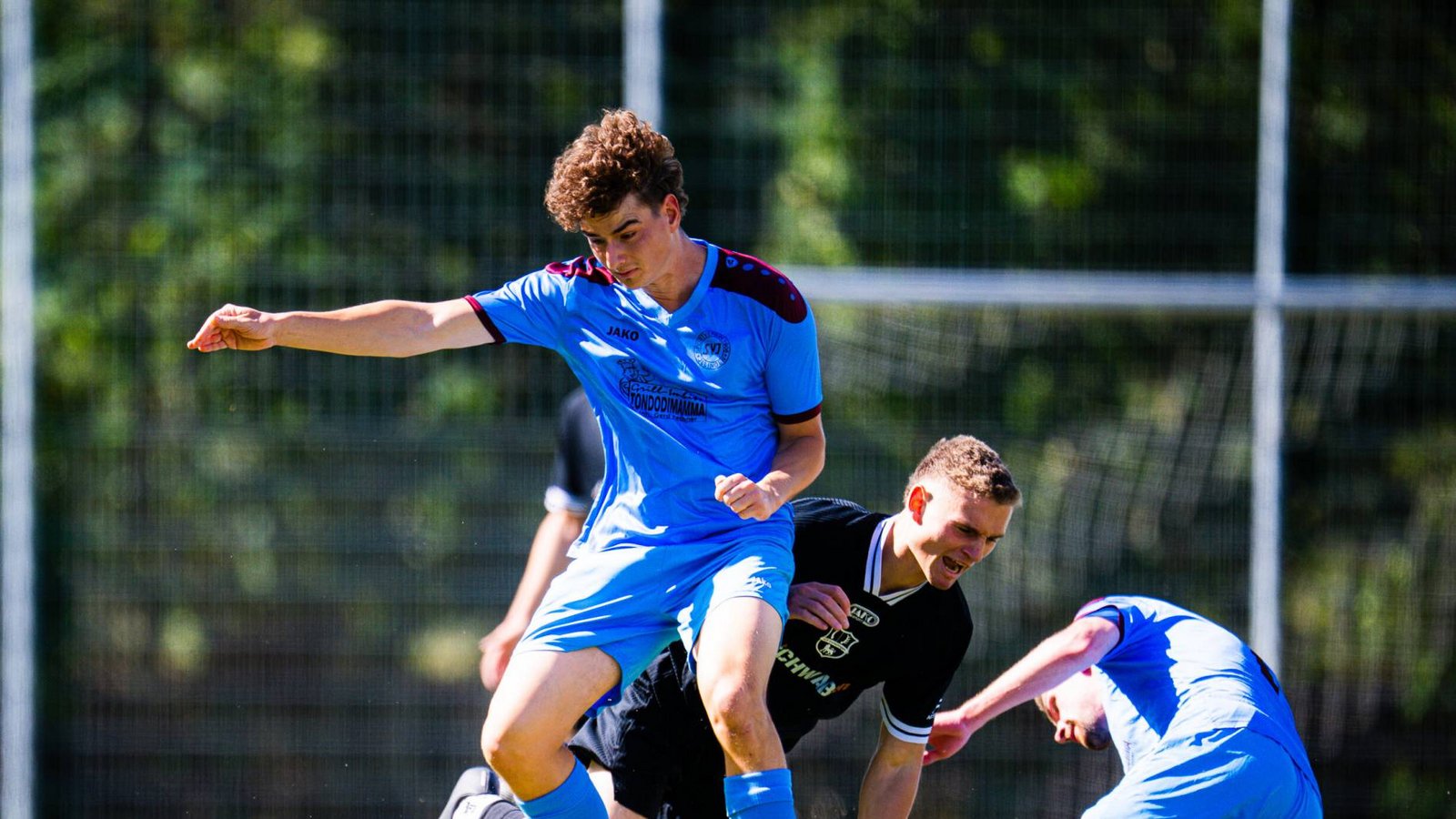 Hart bearbeitet wird Jochen Michaelis (Mitte) von der SGM EnzVaihingen II von zwei Gegenspielern des SV Illingen II. Foto: Krause