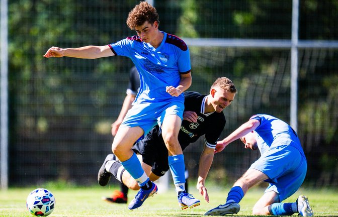 Hart bearbeitet wird Jochen Michaelis (Mitte) von der SGM EnzVaihingen II von zwei Gegenspielern des SV Illingen II. <span class='image-autor'>Foto: Krause</span>