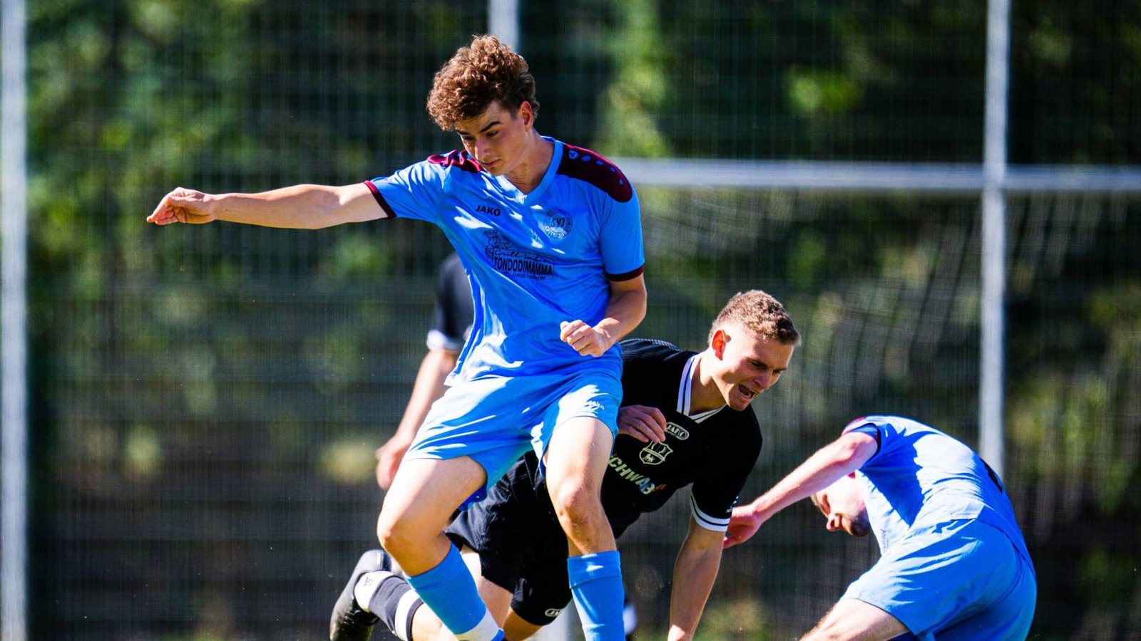 Hart bearbeitet wird Jochen Michaelis (Mitte) von der SGM EnzVaihingen II von zwei Gegenspielern des SV Illingen II. Foto: Krause