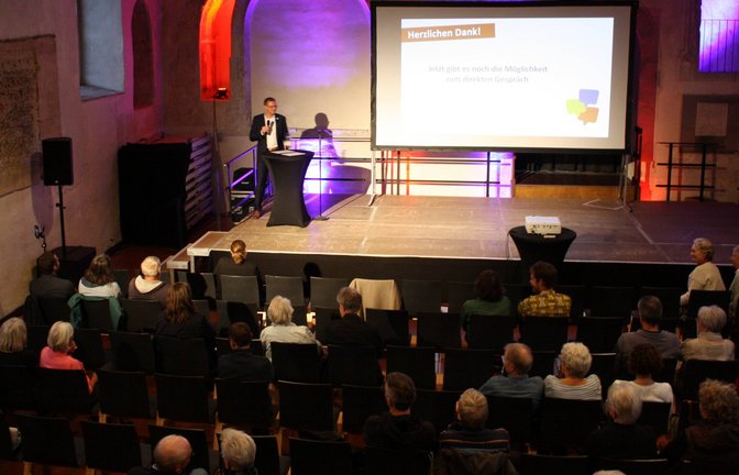 In der etwa zur Hälfte besetzten Peterskirche spricht Uwe Skrzypek-Muth über seinen Alltag als Oberbürgermeister. <span class='image-autor'>Foto: Mross</span>