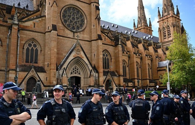 Polizei vor der St. Mary's Cathedral in Sydney: Die Trauerfeier für den australischen Kardinal George Pell hat Protest hervorgerufen.<span class='image-autor'>Foto: Dan Himbrechts/AAP/dpa</span>