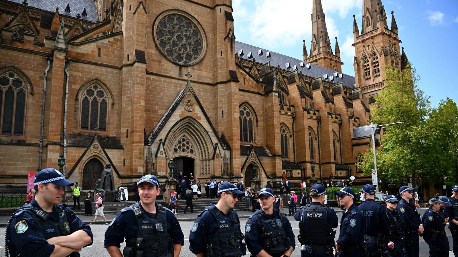 Polizei vor der St. Mary's Cathedral in Sydney: Die Trauerfeier für den australischen Kardinal George Pell hat Protest hervorgerufen.Foto: Dan Himbrechts/AAP/dpa