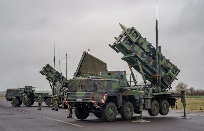 Gefechtsbereite Flugabwehrraketensysteme vom Typ „Patriot“ des Flugabwehrraketengeschwaders 1 der Bundeswehr stehen auf dem Flugfeld des Militärflughafens Schwesing.<span class='image-autor'>Foto: Axel Heimken/dpa</span>