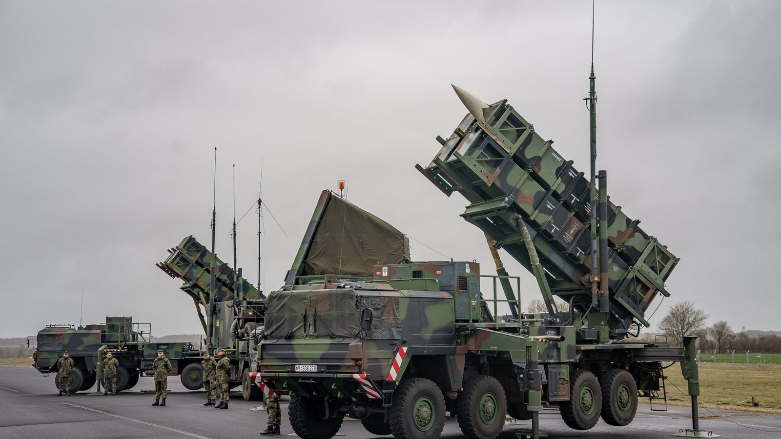 Gefechtsbereite Flugabwehrraketensysteme vom Typ „Patriot“ des Flugabwehrraketengeschwaders 1 der Bundeswehr stehen auf dem Flugfeld des Militärflughafens Schwesing.Foto: Axel Heimken/dpa Gefechtsbereite Flugabwehrraketensysteme vom Typ „Patriot“ des Flugabwehrraketengeschwaders 1 der Bundeswehr stehen auf dem Flugfeld des Militärflughafens Schwesing.Foto: Axel Heimken/dpa