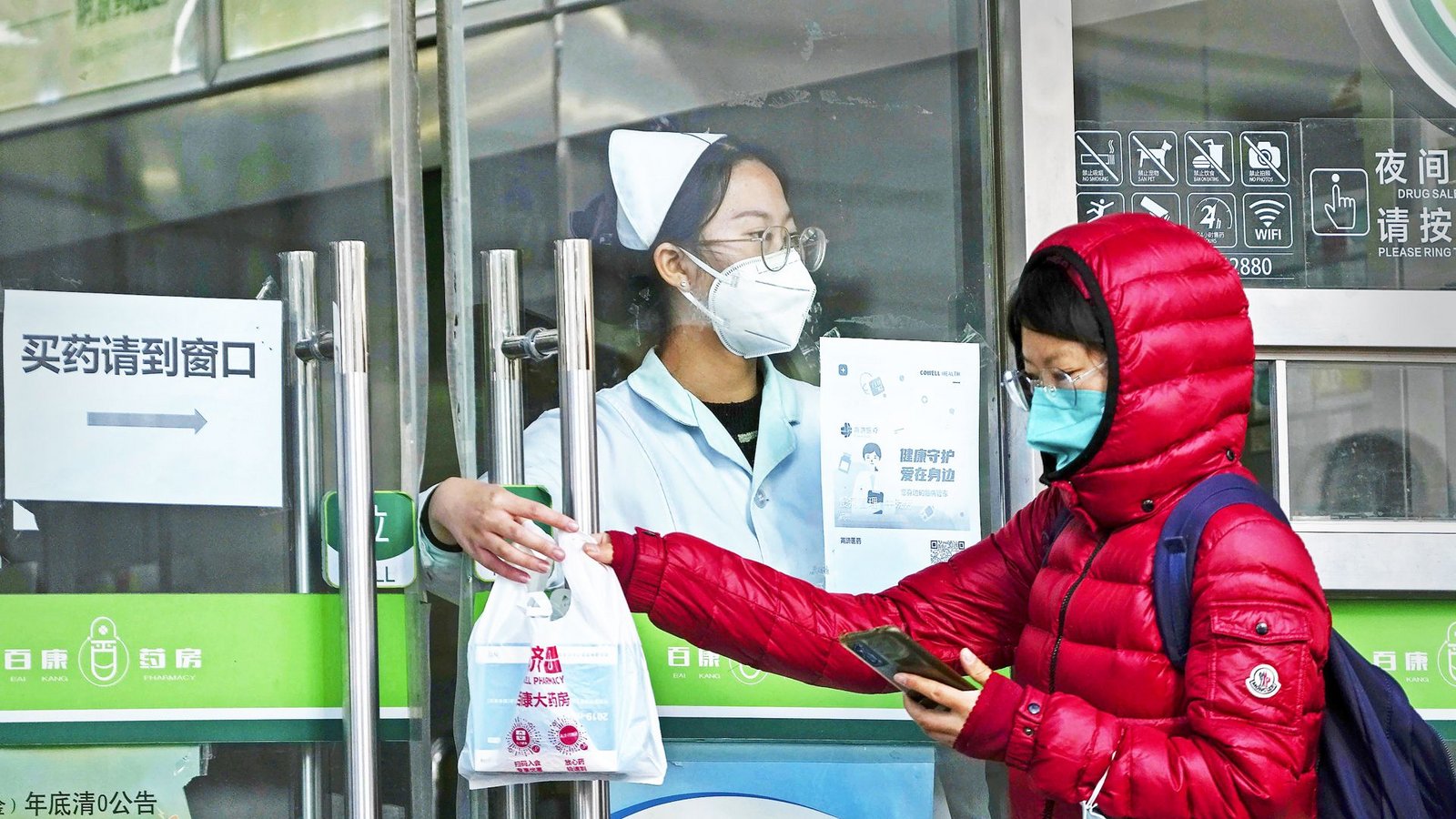 Eine Frau holt in einer Apotheke in Peking Covid-19-Antigen-Kits ab.Foto: dpa/Andy Wong Eine Frau holt in einer Apotheke in Peking Covid-19-Antigen-Kits ab.Foto: dpa/Andy Wong