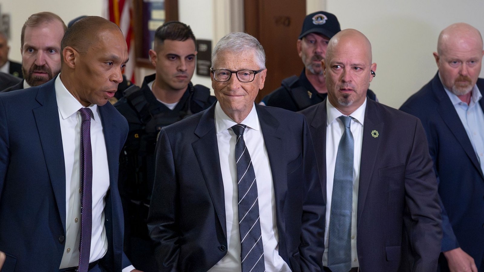 Bill Gates sagt im Kontrollausschuss aus.Foto: J. Scott Applewhite/AP/dpa Bill Gates sagt im Kontrollausschuss aus.Foto: J. Scott Applewhite/AP/dpa