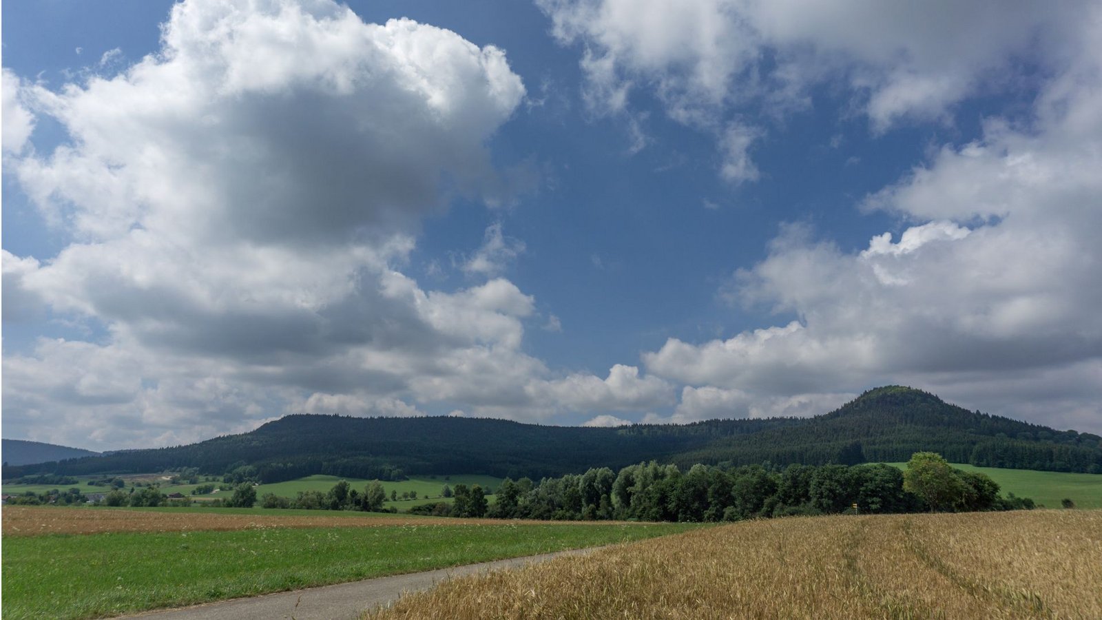 Der höchste Berg der Alb ist der Lemberg mit 1015 Metern links im Bild.Foto: Faltin Der höchste Berg der Alb ist der Lemberg mit 1015 Metern links im Bild.Foto: Faltin