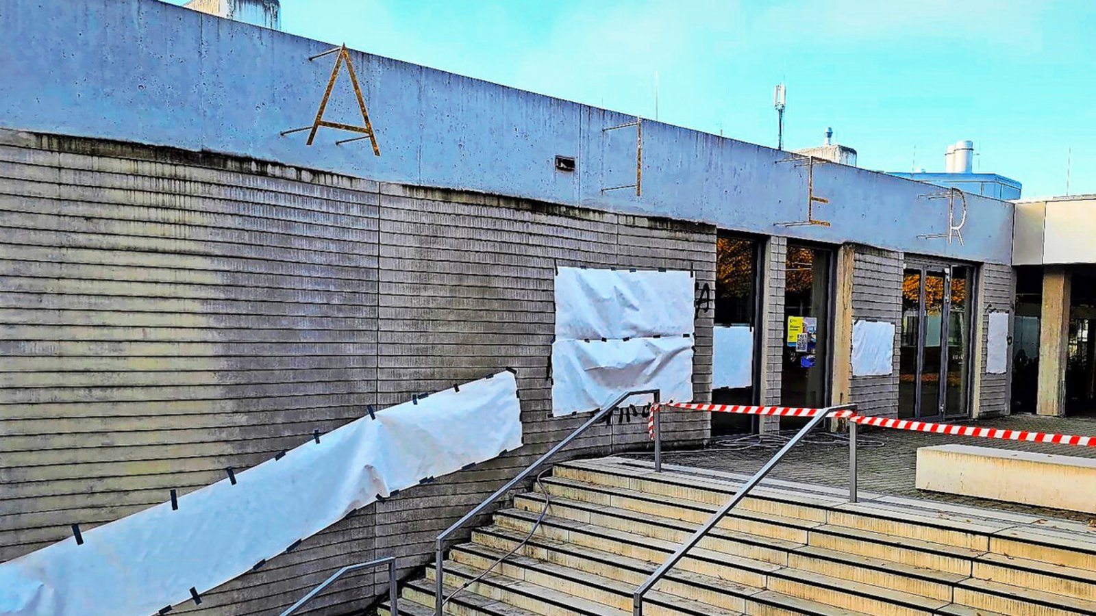 An das Otto-Rettenmaier-Audimax gegenüber der Mensa wurden mehr als zehn Parolen gesprüht.Foto: Michael Bosch An das Otto-Rettenmaier-Audimax gegenüber der Mensa wurden mehr als zehn Parolen gesprüht.Foto: Michael Bosch