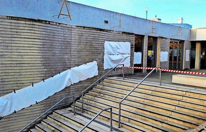 An das Otto-Rettenmaier-Audimax gegenüber der Mensa wurden mehr als zehn Parolen gesprüht.<span class='image-autor'>Foto: Michael Bosch</span>