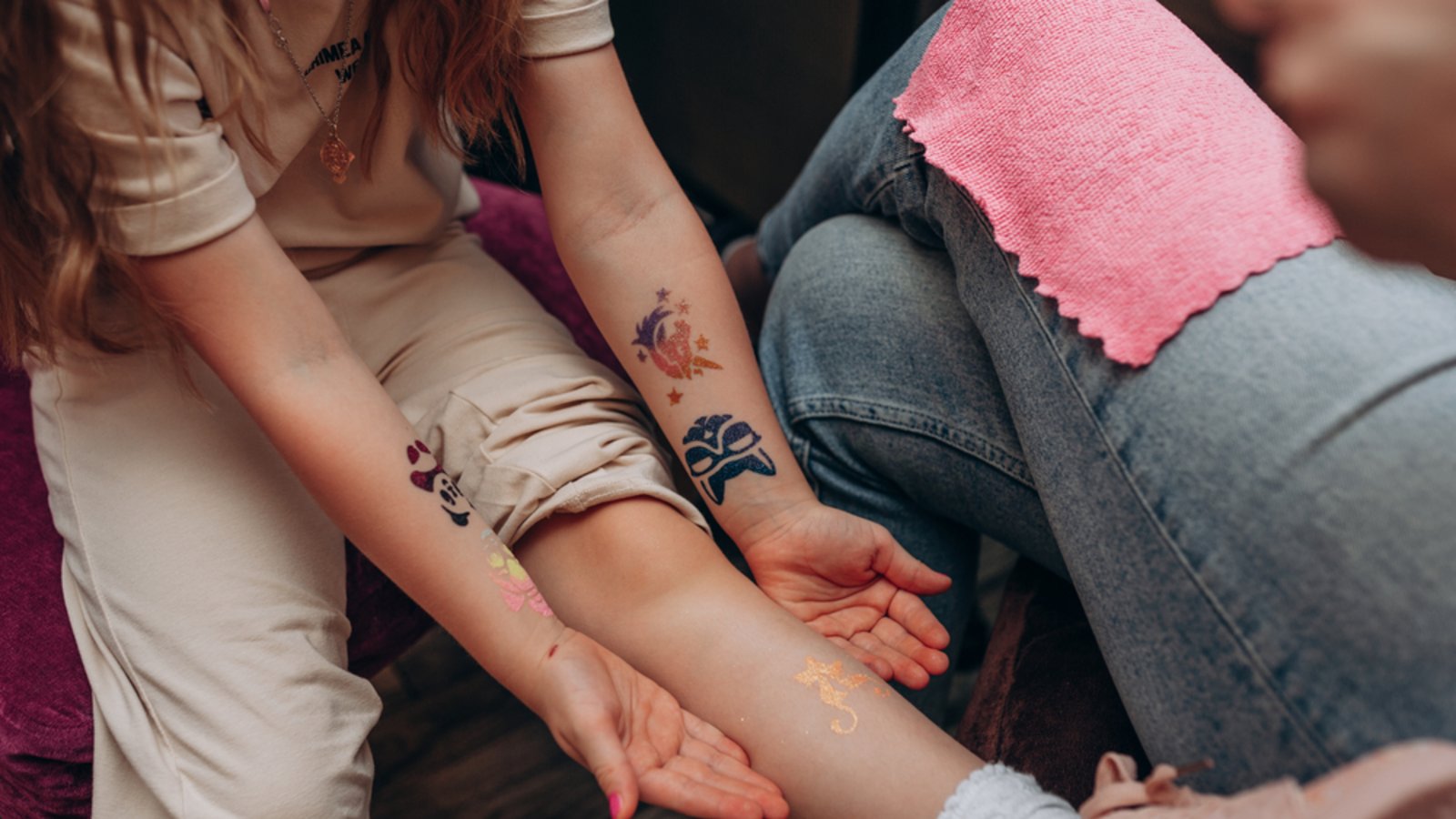 Wie lassen sich Klebetattoos schnell & einfach entfernen?Foto: yarayanastia / Shutterstock Wie lassen sich Klebetattoos schnell & einfach entfernen?Foto: yarayanastia / Shutterstock