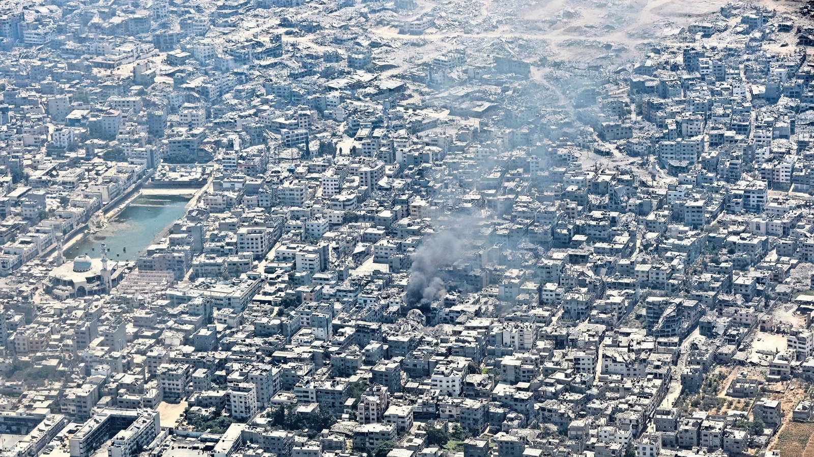 Rauch über Gaza-Stadt: Israel plant eine weitere Offensive – bisher sind Ausreisen aus dem Gazastreifen nicht möglich.Foto: Raad Adayleh/AP/dpa Rauch über Gaza-Stadt: Israel plant eine weitere Offensive – bisher sind Ausreisen aus dem Gazastreifen nicht möglich.Foto: Raad Adayleh/AP/dpa
