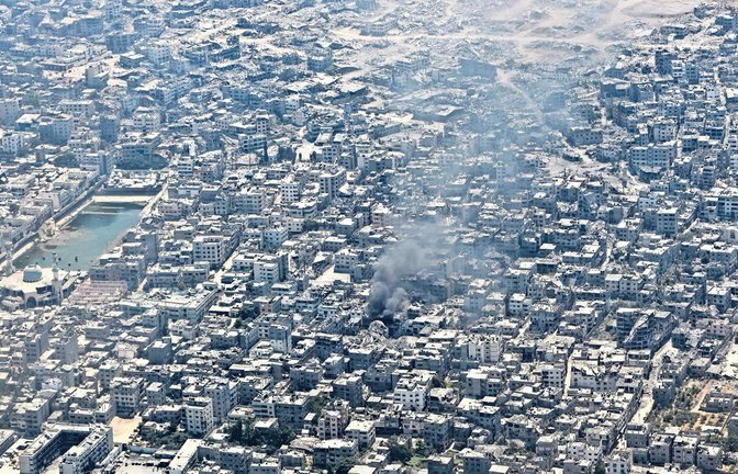 Rauch über Gaza-Stadt: Israel plant eine weitere Offensive – bisher sind Ausreisen aus dem Gazastreifen nicht möglich.<span class='image-autor'>Foto: Raad Adayleh/AP/dpa</span>