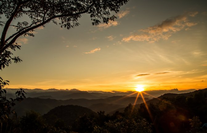 Hell wird es bereits vor dem Sonnenaufgang. Wie hell es in den Phasen der Morgendämmerung ist, erfahren Sie hier.<span class='image-autor'>Foto: Thanapon Ch / Shutterstock.com</span>