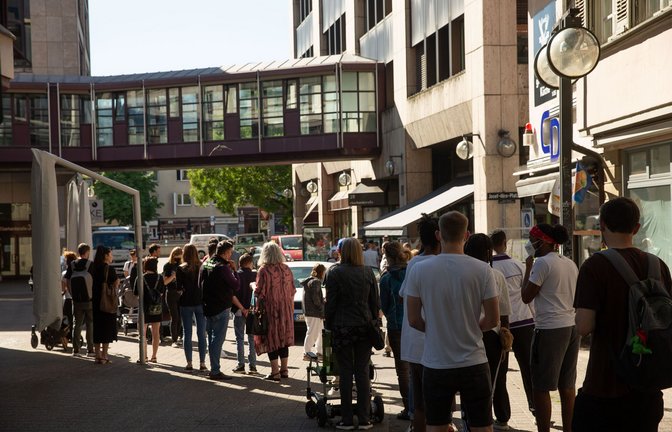 Vor dem Stuttgarter Bürgerbüro in der Stadtmitte stehen Menschen an.<span class='image-autor'>Foto: Lichtgut//Leif Piechowski</span>