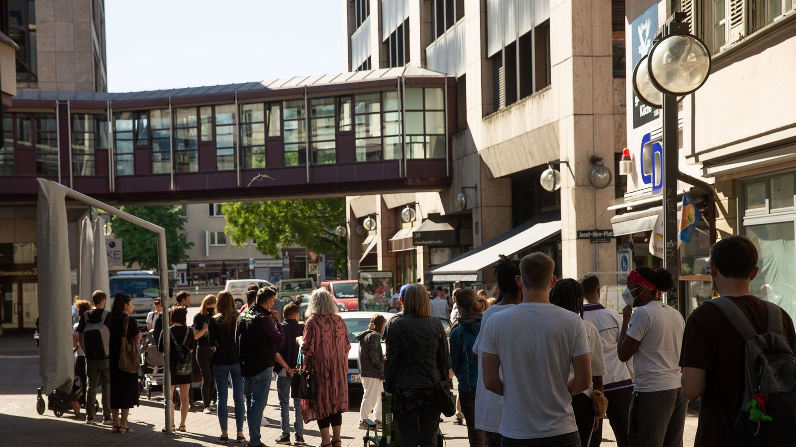 Vor dem Stuttgarter Bürgerbüro in der Stadtmitte stehen Menschen an.Foto: Lichtgut//Leif Piechowski