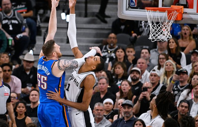 Victor Wembanyama (re.) dominierte Spiel vier gegen Isaiah Hartenstein und die Oklahoma City Thunder.<span class='image-autor'>Foto: Darren Abate/AP/dpa</span>