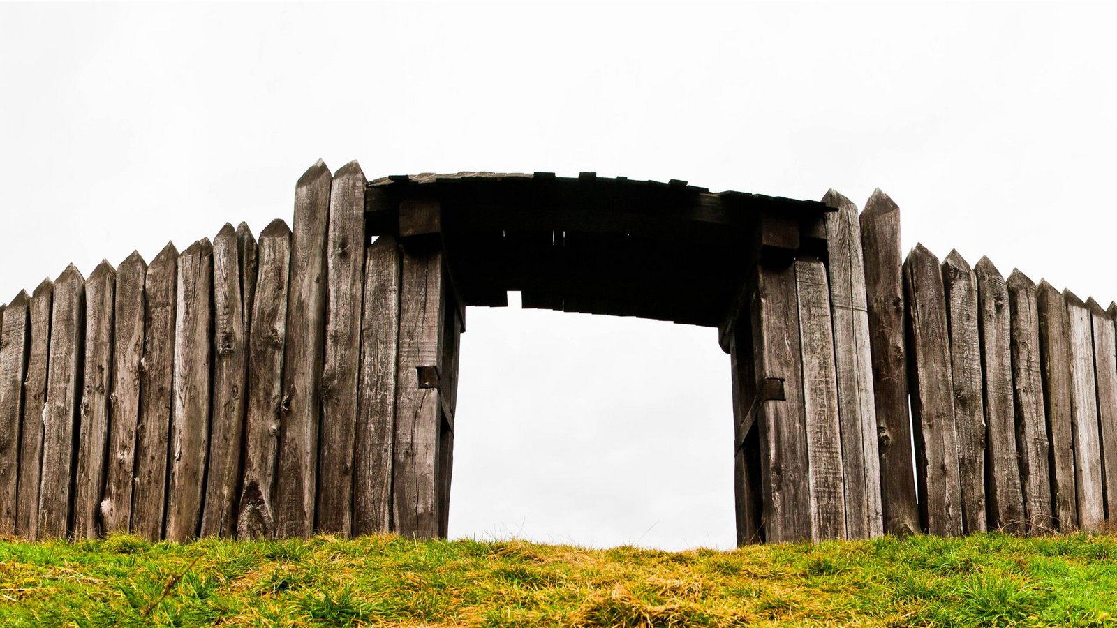 Panorama einer rekonstruierten historischen hölzernen Palisade mit Eingangstor (Symbolbild).Foto: Imago/Design Pics Panorama einer rekonstruierten historischen hölzernen Palisade mit Eingangstor (Symbolbild).Foto: Imago/Design Pics
