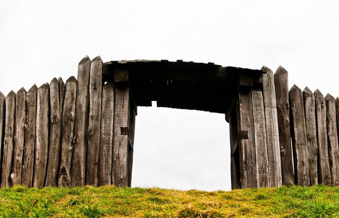 Panorama einer rekonstruierten historischen hölzernen Palisade mit Eingangstor (Symbolbild).<span class='image-autor'>Foto: Imago/Design Pics</span>