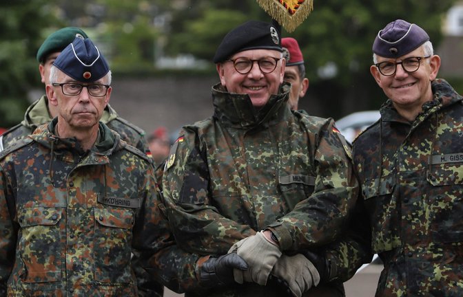 Oberst Thomas Köhring (li.) übergibt das Landeskommando Baden-Württemberg an Kapitän zur See Michael Giss (re.) im Beisein von Generalmajor Andreas Henne.<span class='image-autor'>Foto: LICHTGUT/Zophia Ewska</span>