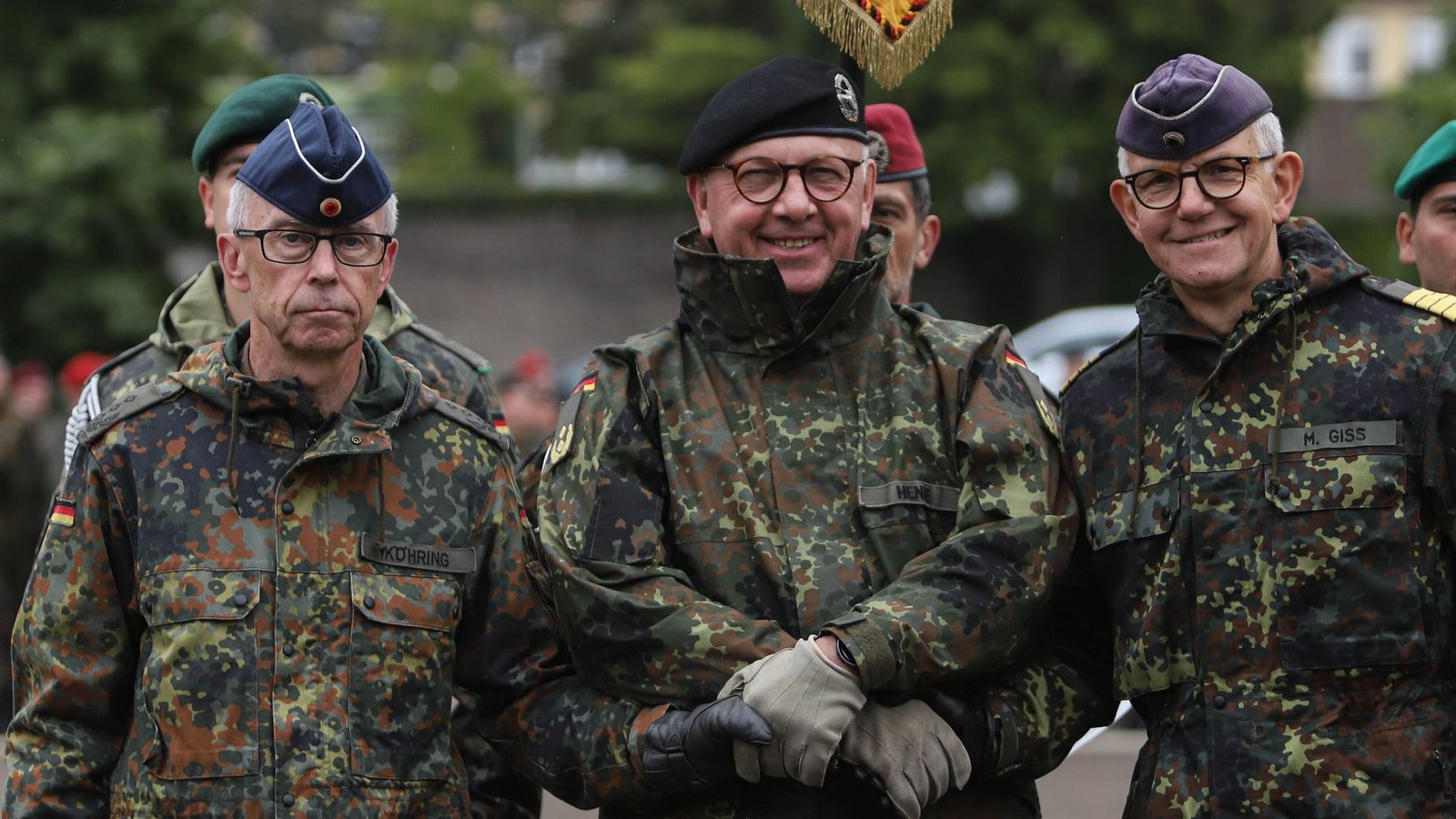 Oberst Thomas Köhring (li.) übergibt das Landeskommando Baden-Württemberg an Kapitän zur See Michael Giss (re.) im Beisein von Generalmajor Andreas Henne.Foto: LICHTGUT/Zophia Ewska