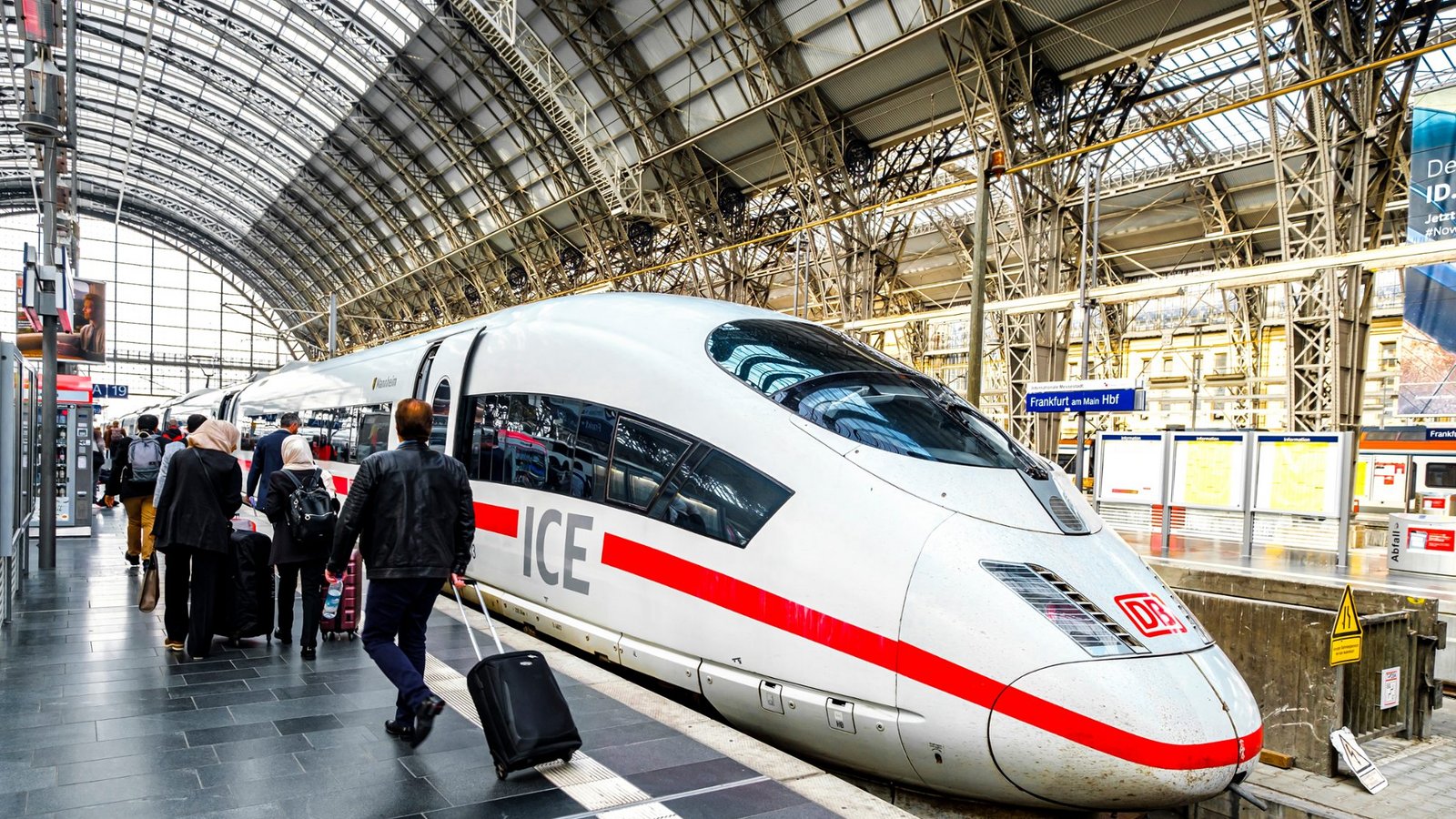 Das Deutschland-Ticket kann unter bestimmten Voraussetzungen auch in der DB-App aufgerufen werden.Foto: Kapi Ng / shutterstock.com Das Deutschland-Ticket kann unter bestimmten Voraussetzungen auch in der DB-App aufgerufen werden.Foto: Kapi Ng / shutterstock.com