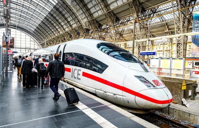 Das Deutschland-Ticket kann unter bestimmten Voraussetzungen auch in der DB-App aufgerufen werden.<span class='image-autor'>Foto: Kapi Ng / shutterstock.com</span>
