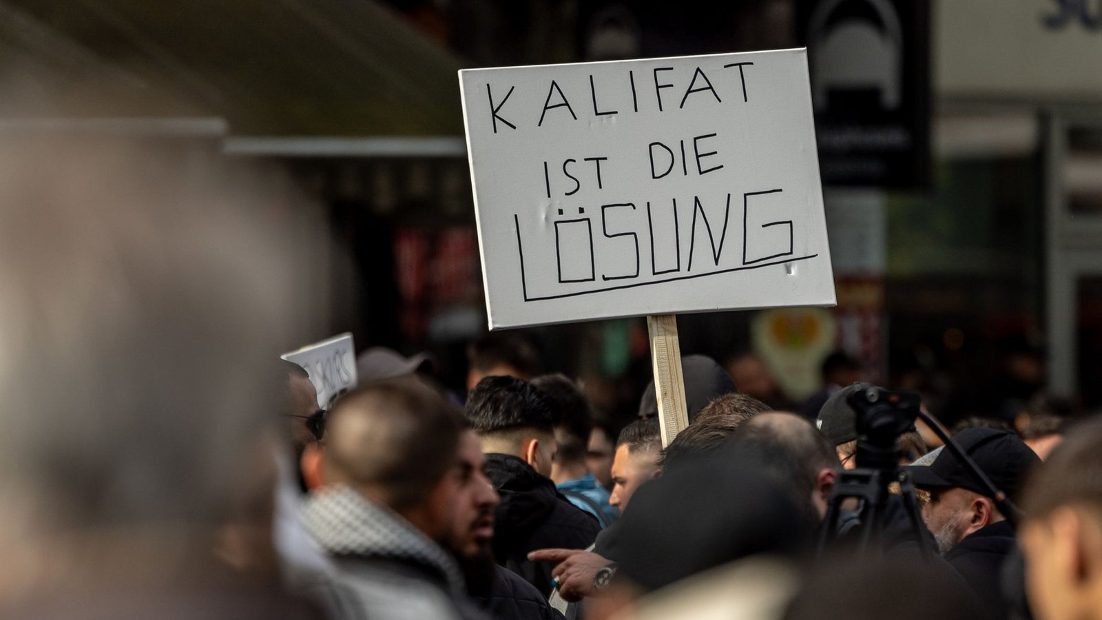 Solche und ähnliche Parolen waren auf der Demonstration zu sehen.Foto: dpa/Axel Heimken