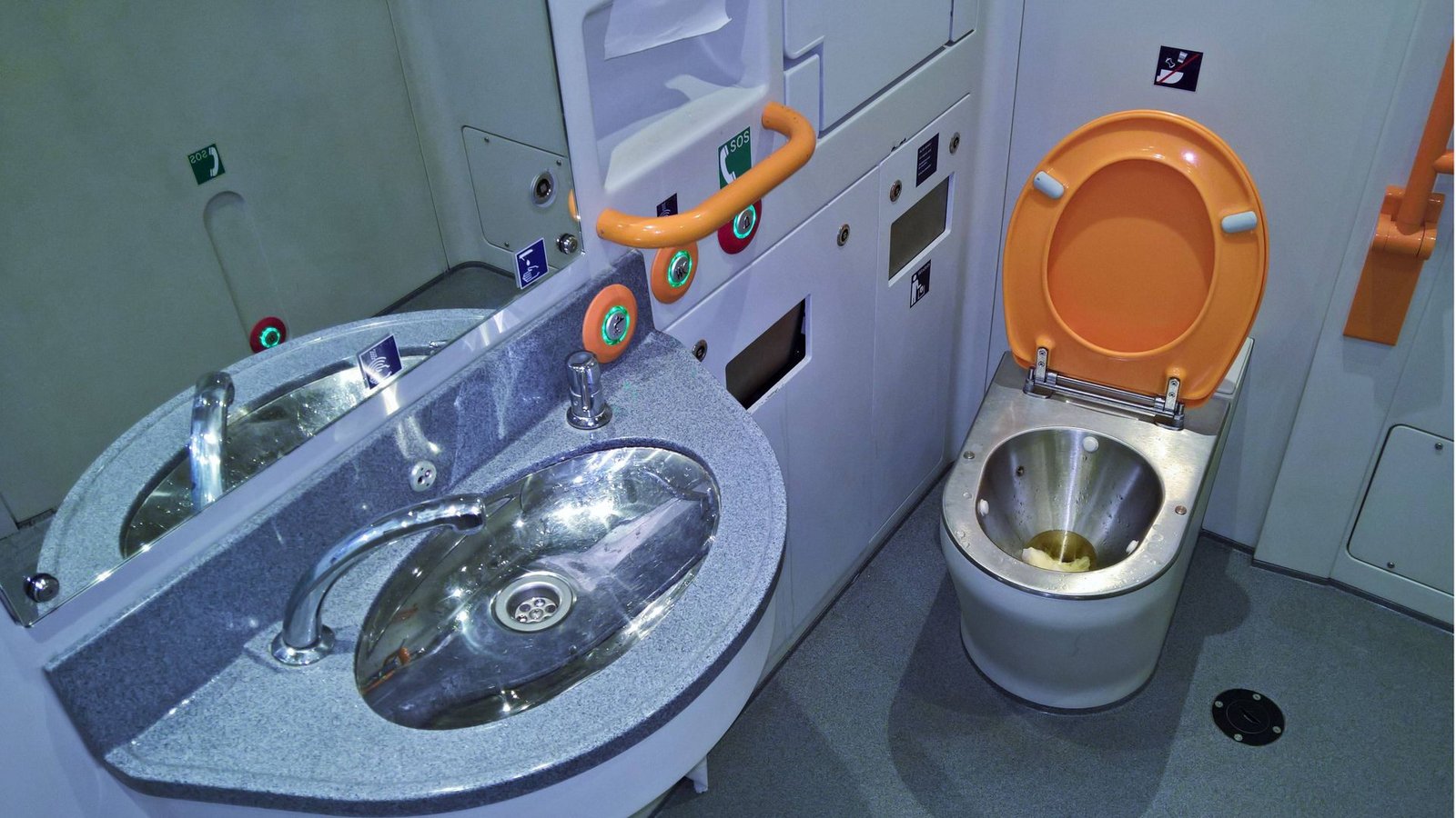 Die Einsatzkräfte konnten den Mann laut Polizei nur durch Aushebeln der Tür aus der Toilette bringen. (Symbolbild)Foto: IMAGO/Manfred Segerer/IMAGO/Manfred Segerer Die Einsatzkräfte konnten den Mann laut Polizei nur durch Aushebeln der Tür aus der Toilette bringen. (Symbolbild)Foto: IMAGO/Manfred Segerer/IMAGO/Manfred Segerer