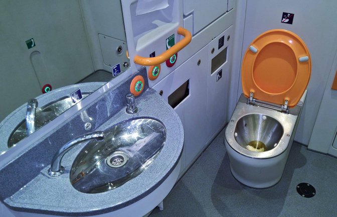 Die Einsatzkräfte konnten den Mann laut Polizei nur  durch Aushebeln der Tür  aus der Toilette bringen. (Symbolbild)<span class='image-autor'>Foto: IMAGO/Manfred Segerer/IMAGO/Manfred Segerer</span>