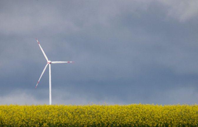 Dunkle Wolken ziehen hinter einem Windrad auf (Symbolbild)<span class='image-autor'>Foto: Thomas Warnack/dpa/Thomas Warnack</span>