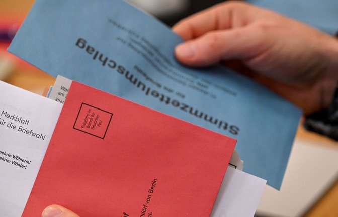 Unterlagen zur Briefwahl für die Wiederholungswahlen in Berlin.<span class='image-autor'>Foto: Jens Kalaene/dpa</span>