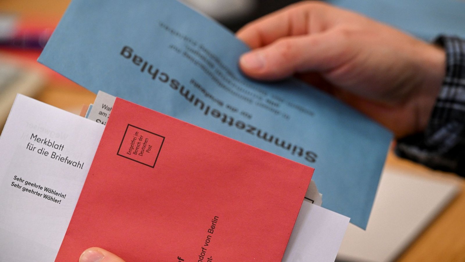 Unterlagen zur Briefwahl für die Wiederholungswahlen in Berlin.Foto: Jens Kalaene/dpa